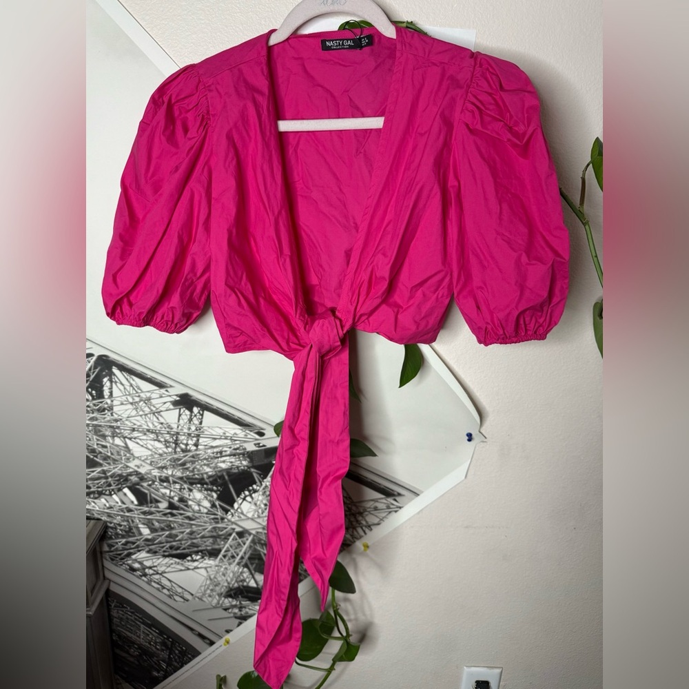 💗Gorgeous and HOT PINK crop top 💗